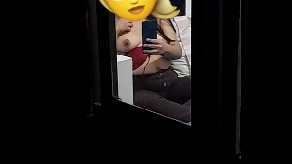 La espio mientras chatea 