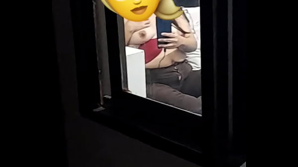 Nonton La Espio Mientras Chatea thumbnail