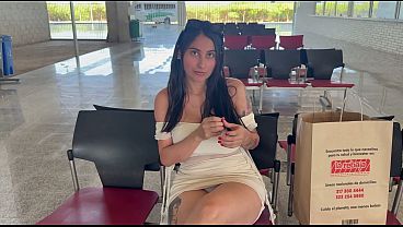 chica esperando el bus en la terminal se va con extrañ_o