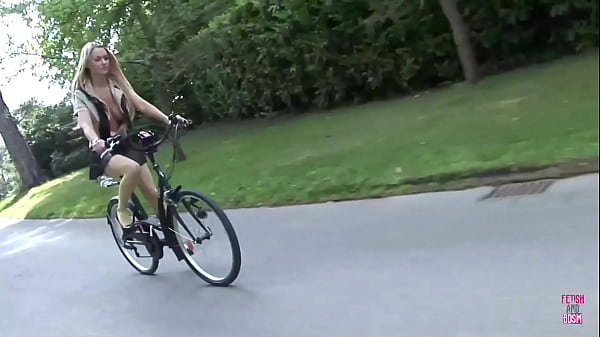 Nonton She Arrived To Deliver A Delivery, But The Man Instead Handed Her His Box thumbnail