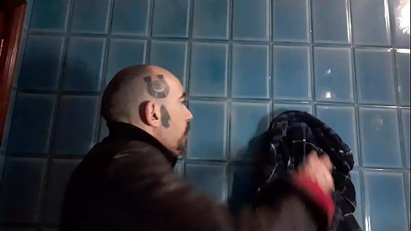 Play MP4 - Gay en el ba&ntilde;o&period; M&aacute;quina&comma; polla y Melvin C