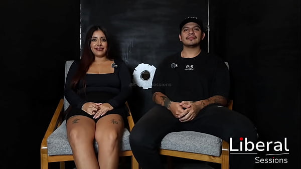 Chica tatuada de grandes tetas es cogida en glory hole frente a su cornudo 