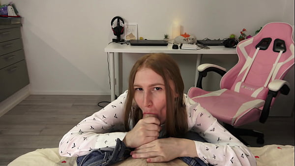 Play MP4 - A student gives a blowjob to a teacher for grades