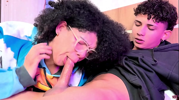 NOVINHO DOTADO ME FEZ DE PUTA NA M&Atilde;O DELE, FODEU MINHA GARGANTA E ARROMBOU MEU CU 