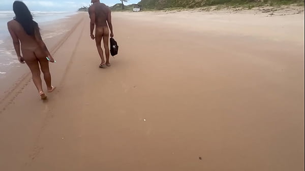 Play MP4 - Fui com minha amiga da a bucetinha em uma praia de nudismo para os pirocudos