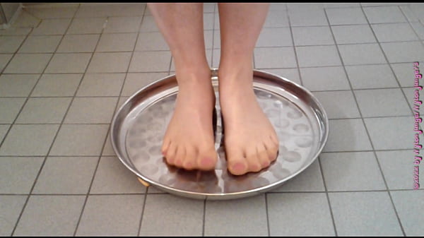 Die rohen EIER zertretenund pissen Nylonfuß Crushing