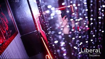 Actriz porno es follada en un bar swinger 