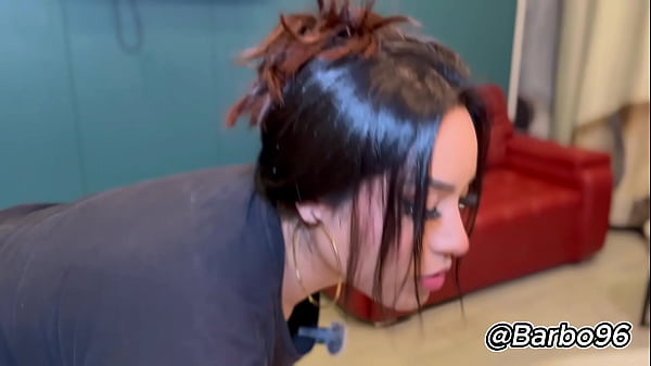 Play MP4 - Empleada latina se pone en cuatro para que el hu&eacute;sped le de harto huevo duro y parejo