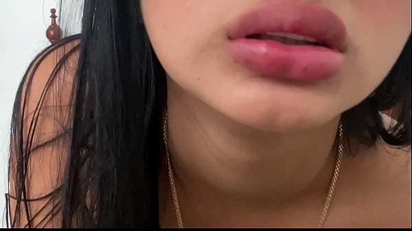 Chica sola masturbandose en cama ajena de su mejor amiga