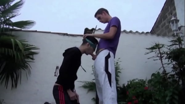 Il Se Fait Baiser Les Yeux Bandes Par Son Meilleur Pote thumbnail