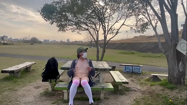 Play MP4 - 女装子まゆちゃんが河川敷の緑地公園でうしろで親子連れがサッカーをしているにもかかわらず全裸露出プレイを楽しんでいる