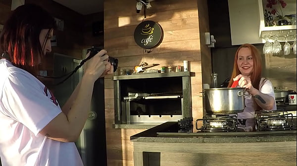 O ensaio sensual na cozinha virou sexo com assistente