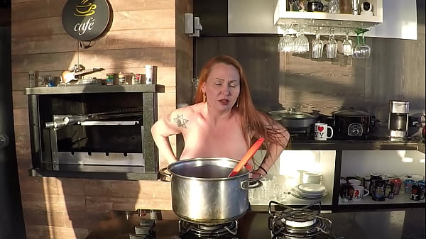 O ensaio sensual na cozinha virou sexo com assistente 