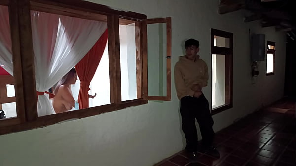 Espio a una inquilina y me termina cogiendo con ganas 