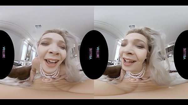 All natural blonde masturbates with her vibrator in virtual reality