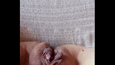 Moglie incinta spalanca la fica pelosa