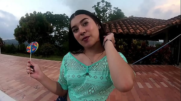 Play MP4 - Joven colombiana seduciendo a su vecino cachondo