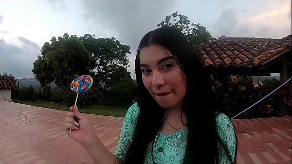 Joven colombiana seduciendo_a su vecino cachondo