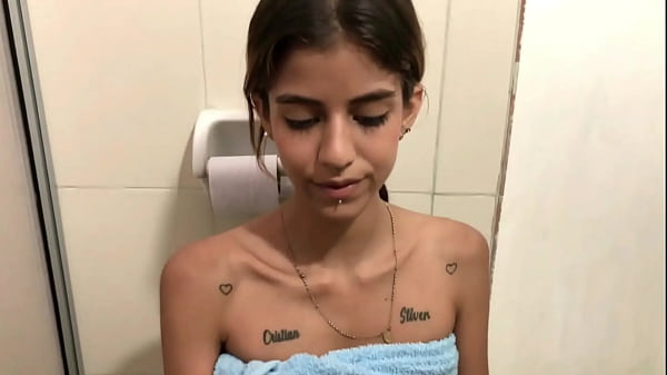 Sexo Con Mi Hermanastra Mientras Habla Con Su Novio Por Tel&eacute;fono - Novia Infiel. thumbnail