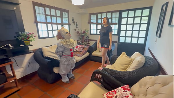 Encuentro una_cabaña_abandonada con un pequeño misterioso payaso dentro de ella me pide que_le haga_una ricafolladaen cambio de dejarme hospedar en ella termino sacándole toda su deliciosa leche