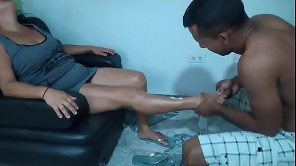 Le hago un masaje a mi suegra y termino comiendome su co&ntilde;o