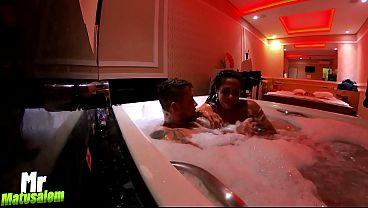 Play MP4 - A Morena acordou com vontade de dar o cu na agua