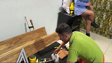 Nonton The Carpenter Gets A Pleasant Surprise When The Gorgeous Housewife Returns Early And Catches Him On The Job. Second Episode thumbnail