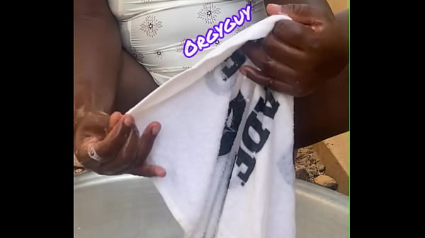 Nonton Peep Me Wash Dirty Thongs Outside thumbnail