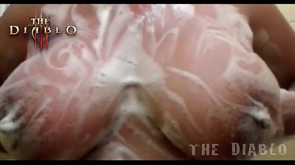 Mi Esposa luce sus enormes Tetas