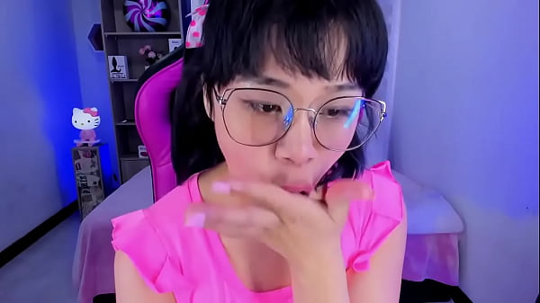 Lila Jordan juega con osos de gomita 