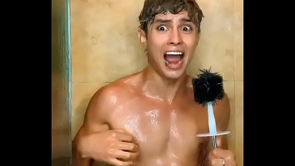 Libardo Isaza tiktoker en la ducha desnudo