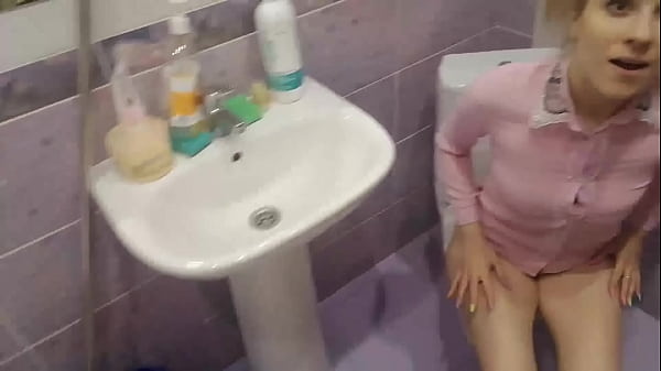 Сосание в туалете thumbnail