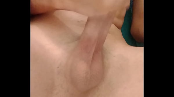 Novinho mostrando o cuzinho gostoso 