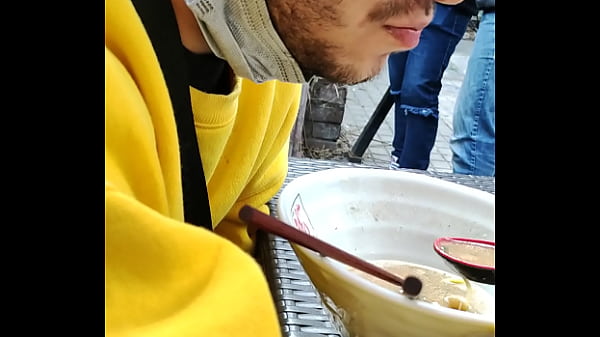 Oso maduro traga todo en un restaurant japon&eacute;s 