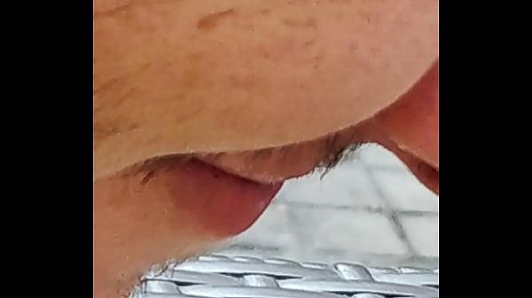 Oso maduro traga todo en un restaurant japon&eacute;s 