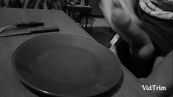 sirviendo el postre, leche, acabada 