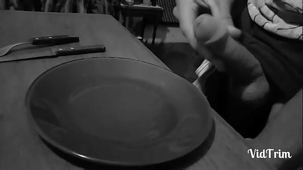 Play MP4 - sirviendo el postre&comma; leche&comma; acabada