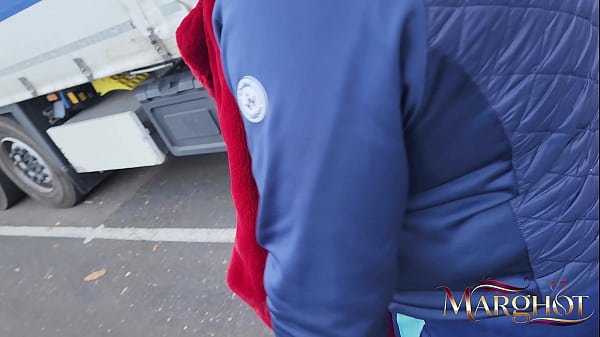 Play MP4 - Une milf salope s'exhibe sur un parking a poid lourd et ce fais baiser par un routier