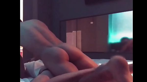 Play MP4 - Le pongo el culo a mi compa&ntilde;ero de cuarto y me folla despues de unos tragos en el bar