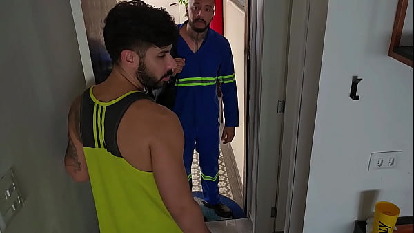 Play MP4 - TECNICO DA INTERNET VEIO FAZER UM REPARO E CAI DE BOCA NA ROLA DELE E AINDA GANHEI LEITE NO CUZINHO&period; - FREE