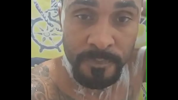 Play MP4 - Moreno tatuado tomando banho bem gostoso