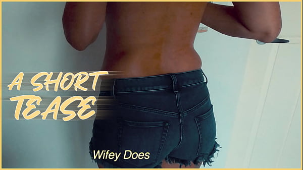 Nonton Milf Strips Nude thumbnail