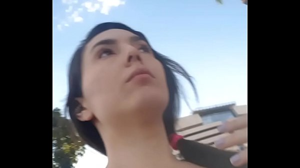 Mimi entrando e daindo do_hotel sem calcinha dando um paseio com_a ppk melada e fazendo squirt na_rua