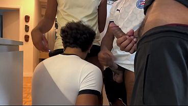 Gang Bang 3 Neg&atilde;o pauzudo XXL leitando femboy Ale Diorio 