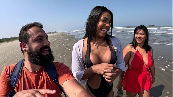 Play MP4 - Fode Cast - A trans Baianinha venho pra fuder na praia ao ar livre com o casal Mattos