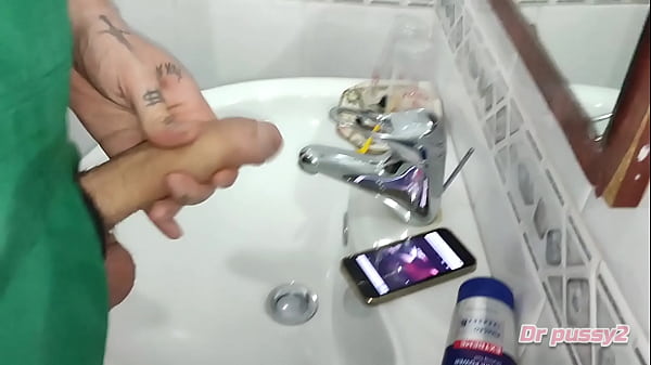 DRPUSSY2_Jardineiro descobre iPhone da patroa e vai se masturbar_no banheiro depois de descobrir_a sua página noXvídeos enquanto ela lava a louça na_cozinha