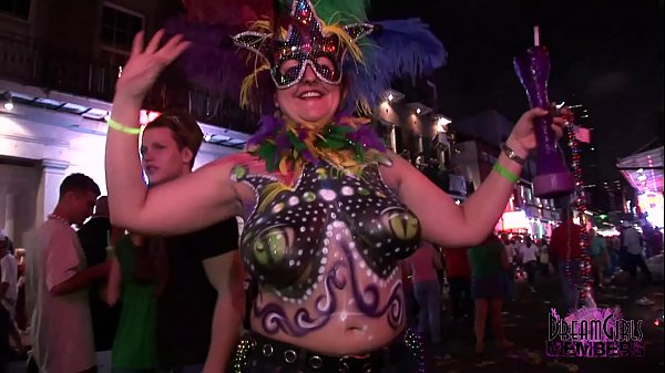 Big Boobs Flashed By Hot Chicks At Mardi Gras thumbnail