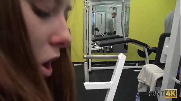HUNT4K. Coniglietto ingenuo in palestra fa sesso con unmaschio ricco invece di allenarsi