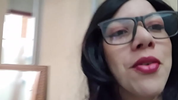 Mahzinha no banheiro limpando o box