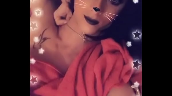 Diana Fox manda beijo a admiradores 